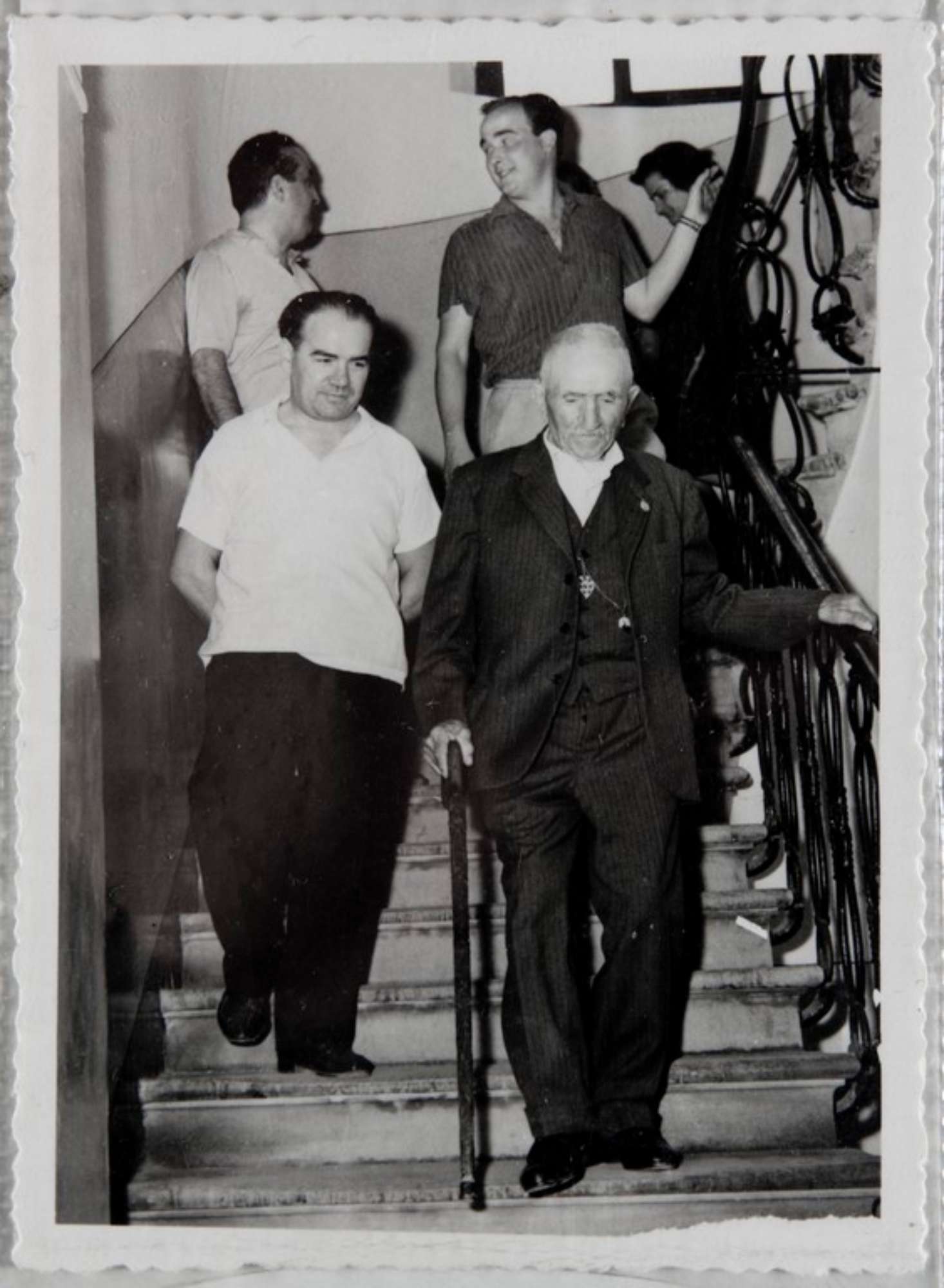 Poggibonsi, 18-19 luglio 1964, XX° anniversario della liberazione e conferimento ad Alcide Cervi della cittadinanza onoraria. Alcide Cervi scende le scale del Municipio (?)